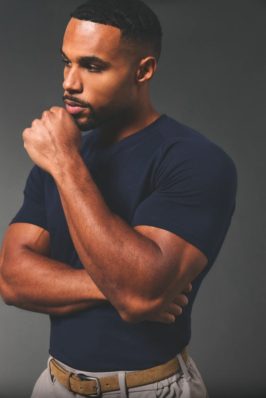 FITTED V-NECK SHIRT IN NAVY