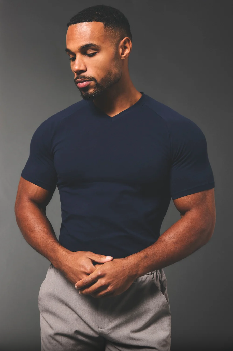 FITTED V-NECK SHIRT IN NAVY