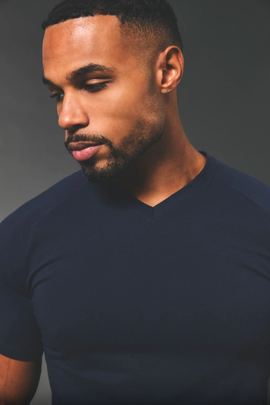 FITTED V-NECK SHIRT IN NAVY